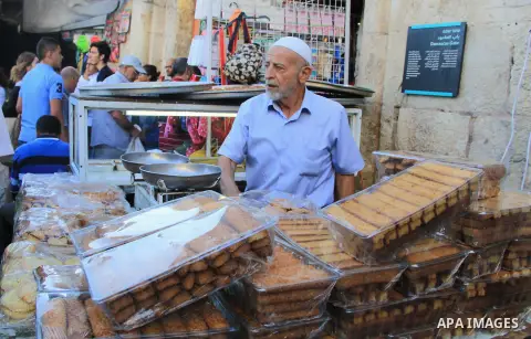 Palestinians shop at the Al-Aqsa Mosque, in Jerusalem, on June 9, 2016. Photo by Mahfouz Abu Turk