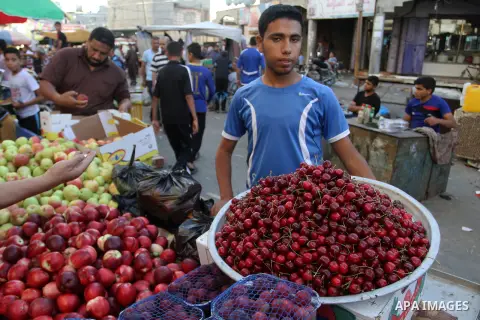 Palestinians shop at a market during the Muslim holy fasting month of Ramadan in Rafah in the southern Gaza strip, on June 9, 2016. Photo by Abed Rahim Khatib