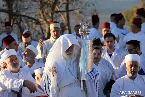 Members of the Samaritan sect take part in a traditional pilgrimage marking the holiday of Shavuot, atop Mount Gerizim near the West Bank city of Nablus early June 12, 2016. Photo by Nedal Eshtayah
