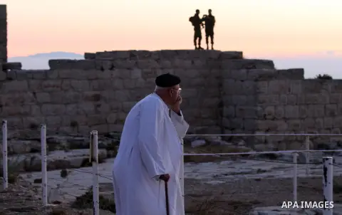 Members of the Samaritan sect take part in a traditional pilgrimage marking the holiday of Shavuot, atop Mount Gerizim near the West Bank city of Nablus early June 12, 2016. Photo by Nedal Eshtayah