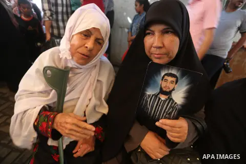 Palestinians take part in a protest demanding release the prisoners in Israeli jails, in front of Red cross office, in Gaza city, on June 13, 2016. Photo by Mohammed Asad