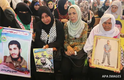 Palestinians take part in a protest demanding release the prisoners in Israeli jails, in front of Red cross office, in Gaza city, on June 13, 2016. Photo by Mohammed Asad