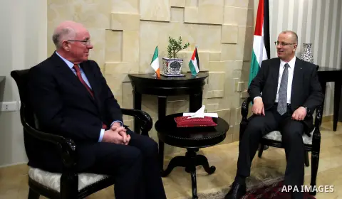 Palestinian Prime Minister, Rami Hamdallah, meets with Ireland's Foreign Minister, in the West Bank city of Ramallah, on June 14, 2016. Photo by Prime Minister Office