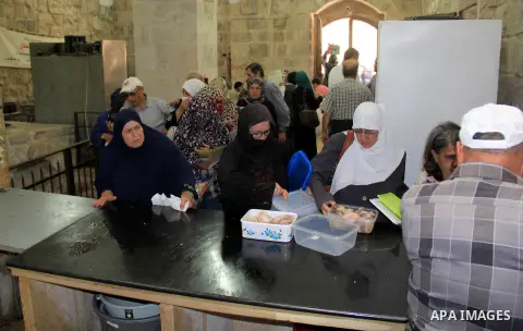 Palestinian cooks prepare a charity meal before the breakfast in the Islamic holy month of Ramadan, in Jerusalem, on June 16, 2016. Muslims around the world celebrate Ramadan, the holy month in the Islamic calendar, in w...