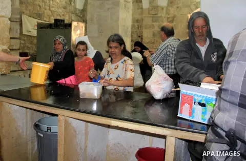 Palestinian cooks prepare a charity meal before the breakfast in the Islamic holy month of Ramadan, in Jerusalem, on June 16, 2016. Muslims around the world celebrate Ramadan, the holy month in the Islamic calendar, in w...