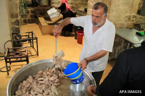 Palestinian cooks prepare a charity meal before the breakfast in the Islamic holy month of Ramadan, in Jerusalem, on June 16, 2016. Muslims around the world celebrate Ramadan, the holy month in the Islamic calendar, in w...