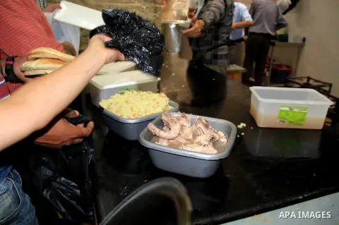 Palestinian cooks prepare a charity meal before the breakfast in the Islamic holy month of Ramadan, in Jerusalem, on June 16, 2016. Muslims around the world celebrate Ramadan, the holy month in the Islamic calendar, in w...