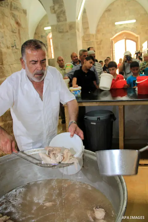 Palestinian cooks prepare a charity meal before the breakfast in the Islamic holy month of Ramadan, in Jerusalem, on June 16, 2016. Muslims around the world celebrate Ramadan, the holy month in the Islamic calendar, in w...