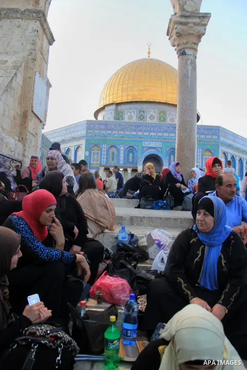 Palestinian muslims take their breakfast during the holy fasting month of Ramadan in front of the Dome of the Rock mosque at the al-Aqsa mosque compound in Jerusalem's old city on June 17, 2016 during the holy fasting mo...