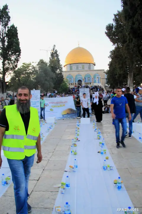 Palestinian muslims prepare to break their fast during the holy fasting month of Ramadan in front of the Dome of the Rock mosque at the al-Aqsa mosque compound in Jerusalem's old city on June 17, 2016 during the holy fas...