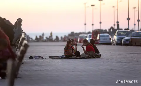 Palestinian Muslims eat their Iftar meal as they break their fast during the holy fasting month of Ramadan at the beach of the Mediterranean sea on the coast of Gaza city on June 18, 2016. Photo by Yasser Qudih