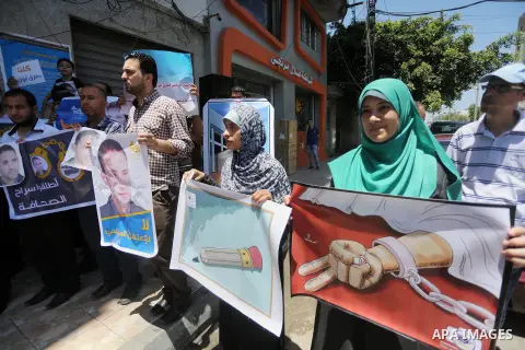 Palestinian journalists take part in a protest demanding release the journalists prisoners in Israeli jails and journalists whom detained by Palestinian Authority, in Gaza city on June 21, 2016. Photo by Mohammed Asad