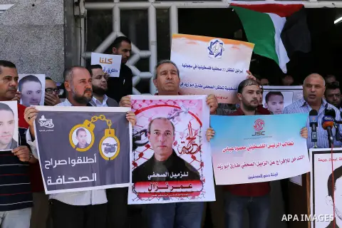 Palestinian journalists take part in a protest demanding release the journalists prisoners in Israeli jails and journalists whom detained by Palestinian Authority, in Gaza city on June 21, 2016. Photo by Mohammed Asad