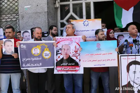 Palestinian journalists take part in a protest demanding release the journalists prisoners in Israeli jails and journalists whom detained by Palestinian Authority, in Gaza city on June 21, 2016. Photo by Mohammed Asad