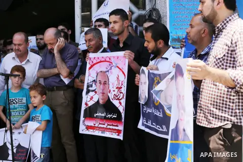 Palestinian journalists take part in a protest demanding release the journalists prisoners in Israeli jails and journalists whom detained by Palestinian Authority, in Gaza city on June 21, 2016. Photo by Mohammed Asad