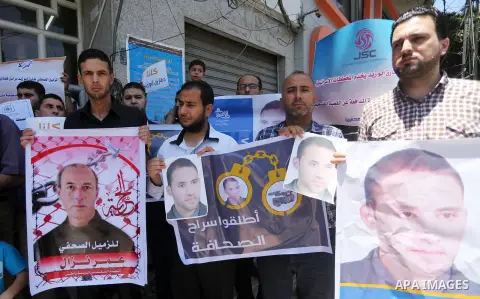 Palestinian journalists take part in a protest demanding release the journalists prisoners in Israeli jails and journalists whom detained by Palestinian Authority, in Gaza city on June 21, 2016. Photo by Mohammed Asad