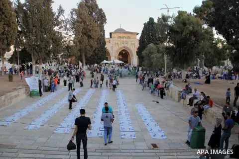 Palestinian muslims prepare to break their fast during the holy fasting month of Ramadan in front of the Dome of the Rock mosque at the al-Aqsa mosque compound, in Jerusalem's old city on June 21, 2016. Ramadan is sacred...