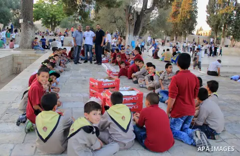 Palestinian muslims prepare to break their fast during the holy fasting month of Ramadan in front of the Dome of the Rock mosque at the al-Aqsa mosque compound, in Jerusalem's old city on June 22, 2016. Ramadan is sacred...