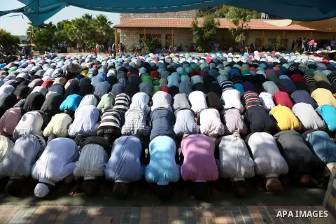 Mourners pray next to the body of Palestinian boy Mahmoud Badran, 15, who was killed by Israeli troops on Tuesday, during his funeral in the village of Beit Ore-Tahta near the West Bank city of Ramallah June 23, 2016. Ph...