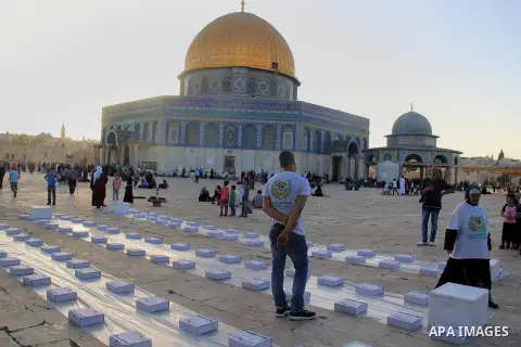 Palestinian muslims prepare to break their fast during the holy fasting month of Ramadan in front of the Dome of the Rock mosque at the al-Aqsa mosque compound, in Jerusalem's old city on June 25, 2016. Ramadan is sacred...