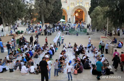 Palestinian muslims prepare to break their fast during the holy fasting month of Ramadan in front of the Dome of the Rock mosque at the al-Aqsa mosque compound, in Jerusalem's old city on June 25, 2016. Ramadan is sacred...