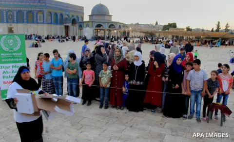 Palestinian muslims prepare to break their fast during the holy fasting month of Ramadan in front of the Dome of the Rock mosque at the al-Aqsa mosque compound, in Jerusalem's old city on June 25, 2016. Ramadan is sacred...