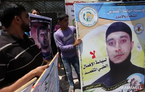 Palestinians take part in a protest demanding release the prisoners in Israeli jails, in Gaza city, on June 26, 2016. Photo by Mohammed Asad