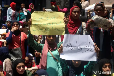 High school students take part in a protest against the cancellation and postponement of exams after a series of exam leaks, in front of journalists syndicate in Cairo, Egypt June 29, 2016. Photo by Amr Sayed