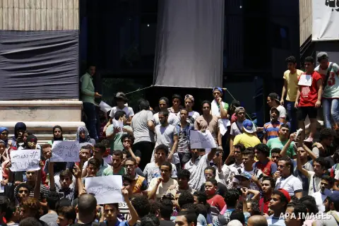 High school students take part in a protest against the cancellation and postponement of exams after a series of exam leaks, in front of journalists syndicate in Cairo, Egypt June 29, 2016. Photo by Amr Sayed