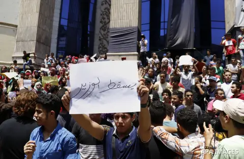 High school students take part in a protest against the cancellation and postponement of exams after a series of exam leaks, in front of journalists syndicate in Cairo, Egypt June 29, 2016. Photo by Amr Sayed