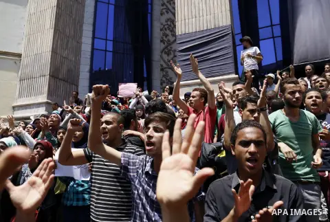 High school students take part in a protest against the cancellation and postponement of exams after a series of exam leaks, in front of journalists syndicate in Cairo, Egypt June 29, 2016. Photo by Amr Sayed
