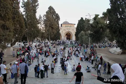 Palestinian muslims prepare to break their fast during the holy fasting month of Ramadan in front of the Dome of the Rock mosque at the al-Aqsa mosque compound, in Jerusalem's old city on June 29, 2016. Ramadan is sacred...