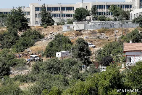 Israeli security forces gather near the scene of what the Israeli military said was an attack by Palestinian in the Jewish settlement of Kiryat Arba near the West Bank city of Hebron 30 June 2016. Israeli army said the P...