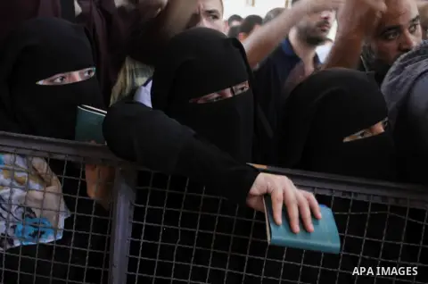 Palestinians wait for a travel permit to cross into Egypt through the Rafah border crossing after it was opened by Egyptian authorities for five days, in the southern Gaza Strip June 30, 2016. Photo by Abed Rahim Khatib