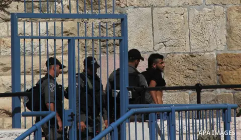 Israeli border police stand guard in Jerusalem's old city on June 30, 2016 during the holy fasting month of Ramadan. Photo by Mahfouz Abu Turk