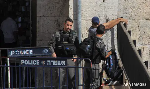 Israeli border police stand guard in Jerusalem's old city on June 30, 2016 during the holy fasting month of Ramadan. Photo by Mahfouz Abu Turk