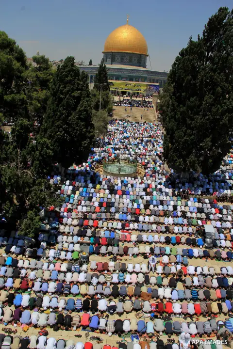 Palestinian men pray outside the Dome of the Rock in Jerusalem's Al-Aqsa mosque compound during the last Friday prayers of the holy Muslim fasting month of Ramadan on July 1, 2016. Photo by Mahfouz Abu Turk