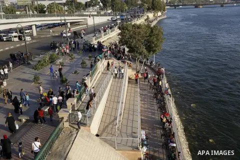 Egyptians walk past Nile River on the third day of Eid al-Fitr holiday which marks the end of the Muslim holy month of Ramadan, in Cairo, Egypt, on July 08, 2016. Photo by Amr Sayed
