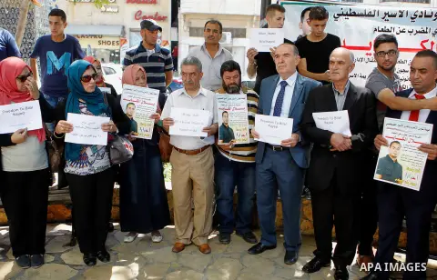 Palestinians take part in a demonstration calling for the release of Bilal Kayed a Palestinian prisoner on hunger strike, in the West bank city of Hebron on July 12, 2016. Photo by Wisam Hashlamoun