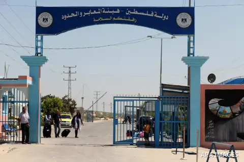 Palestinians check vehicles upon arrival at Erez crossing between Israel and northern Gaza Strip July 13, 2016. Israel opened a second crossing with Gaza on Wednesday to allow the entry ofvehicles for the first time sinc...
