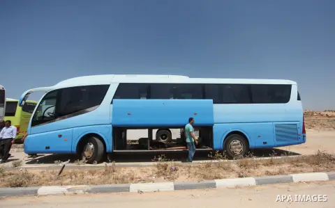 Palestinians check vehicles upon arrival at Erez crossing between Israel and northern Gaza Strip July 13, 2016. Israel opened a second crossing with Gaza on Wednesday to allow the entry ofvehicles for the first time sinc...