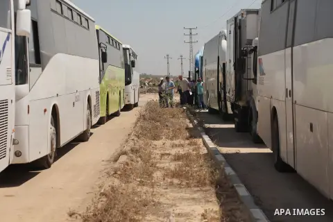 Palestinians check vehicles upon arrival at Erez crossing between Israel and northern Gaza Strip July 13, 2016. Israel opened a second crossing with Gaza on Wednesday to allow the entry ofvehicles for the first time sinc...