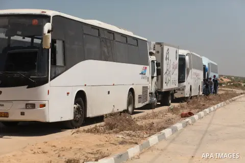 Palestinians check vehicles upon arrival at Erez crossing between Israel and northern Gaza Strip July 13, 2016. Israel opened a second crossing with Gaza on Wednesday to allow the entry ofvehicles for the first time sinc...
