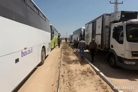 Palestinians check vehicles upon arrival at Erez crossing between Israel and northern Gaza Strip July 13, 2016. Israel opened a second crossing with Gaza on Wednesday to allow the entry ofvehicles for the first time sinc...