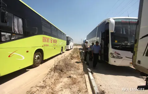 Palestinians check vehicles upon arrival at Erez crossing between Israel and northern Gaza Strip July 13, 2016. Israel opened a second crossing with Gaza on Wednesday to allow the entry ofvehicles for the first time sinc...