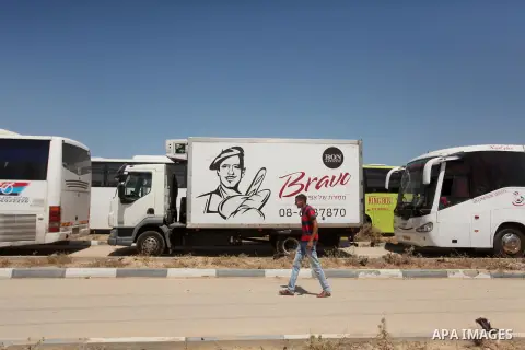 Palestinians check vehicles upon arrival at Erez crossing between Israel and northern Gaza Strip July 13, 2016. Israel opened a second crossing with Gaza on Wednesday to allow the entry ofvehicles for the first time sinc...