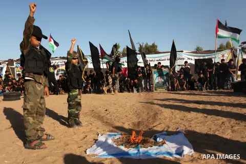 Palestinian youths take part in a military-style graduation ceremony at a summer camp organized by the Islamic Jihad Movement in Khan Younis in the southern Gaza Strip July 15, 2016. Photo by Ashraf Amra