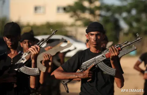 Palestinian youths take part in a military-style graduation ceremony at a summer camp organized by the Islamic Jihad Movement in Khan Younis in the southern Gaza Strip July 15, 2016. Photo by Ashraf Amra