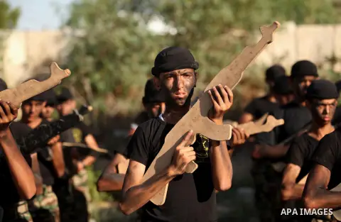 Palestinian youths take part in a military-style graduation ceremony at a summer camp organized by the Islamic Jihad Movement in Khan Younis in the southern Gaza Strip July 15, 2016. Photo by Ashraf Amra