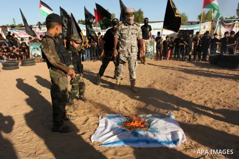 Palestinian youths take part in a military-style graduation ceremony at a summer camp organized by the Islamic Jihad Movement in Khan Younis in the southern Gaza Strip July 15, 2016. Photo by Ashraf Amra